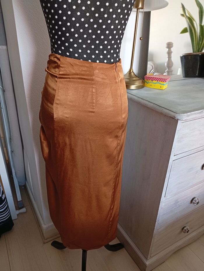 Jupe mi-longue. Stradivarius 36 - photo numéro 3
