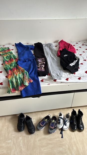 Lot vêtements fille 8/9 ans et chaussures taille 34