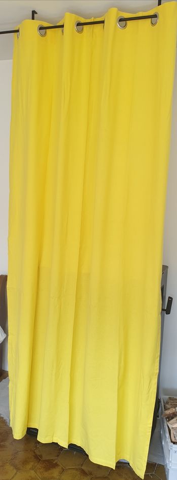 Rideau jaune a oeillets
