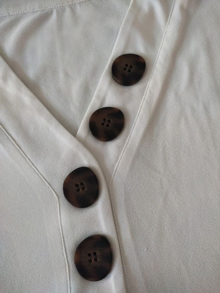 T-shirt blouse col v écru bouton taille 38 - photo numéro 2