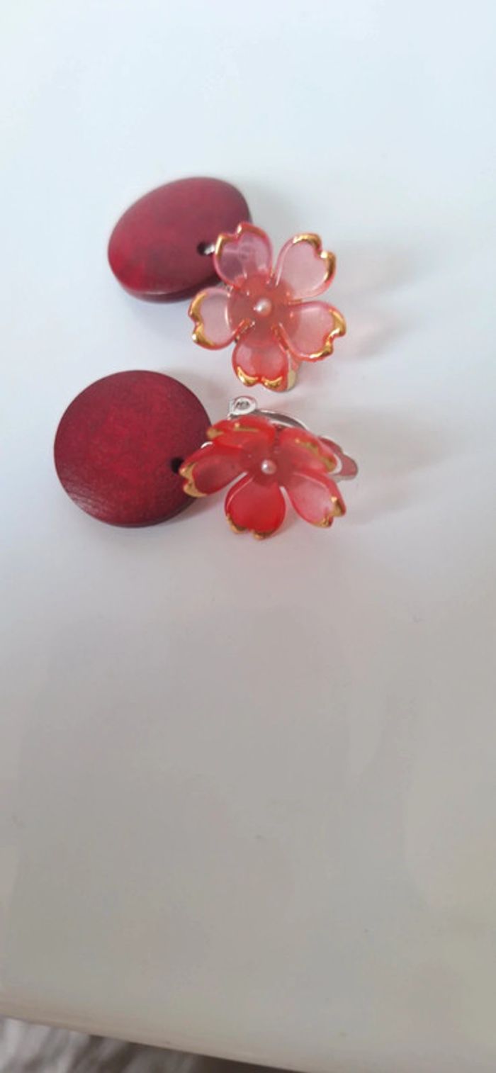 Boucles d’oreilles à clips rouges et fleurs roses foncé - photo numéro 3