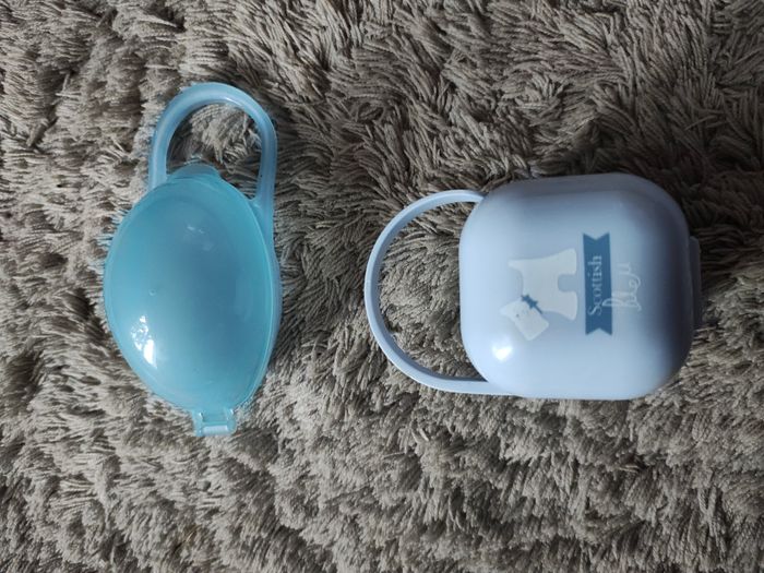 2 boites à sucettes et 3 tétines - photo numéro 2