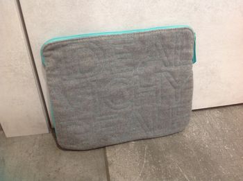 Pochette tablette en feutrine grise