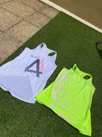 Lot de 2 débardeurs de sport