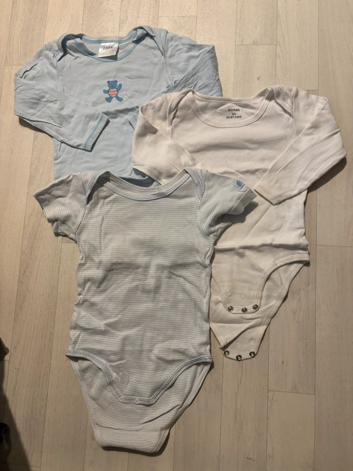 Lot de 3 bodies 3 ans 1 manches courtes et 2 manches longues très bon état