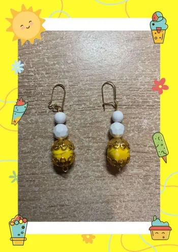 Boucles d'oreilles pendantes blanches dorées