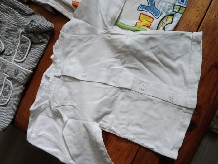 2 polos, 5 tee-shirts manches courtes,  2 tee-shirts avec pressions à l'arrière - photo numéro 5
