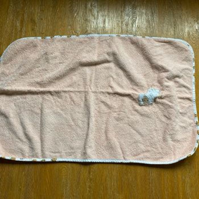 Serviette pour le bain de bébé orange avec motif mouton