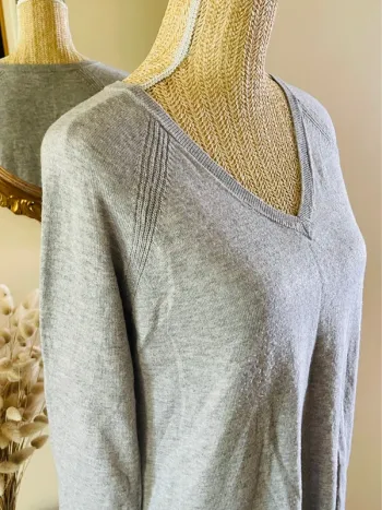 sublime Pull fin gris col v Gap taille S manches longues details cotes