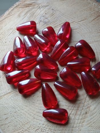 Lot de 33 grosses perles en verre gouttes rouges
