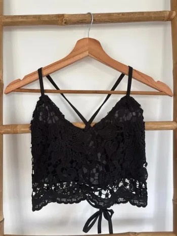 Petit haut noir crop top crochet