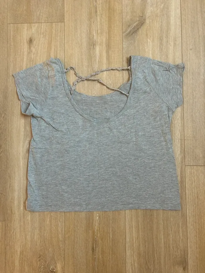 T-shirt gris dos nu - photo numéro 2