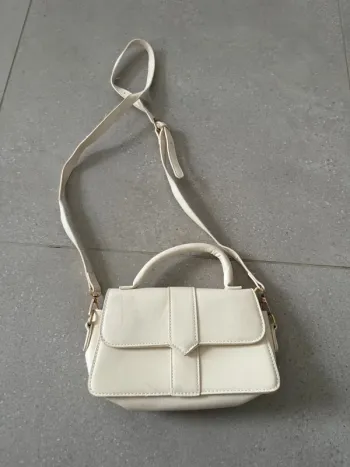 Sac à main et bandoulière blanc, bon état mais il y a des traces, 23x11cm