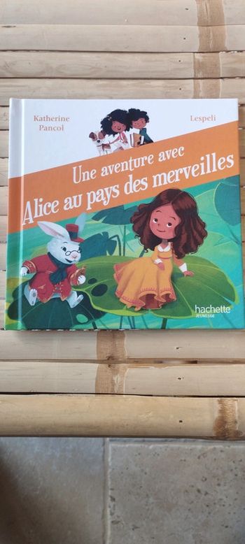 Livre Une aventure avec Alice au pays des merveilles