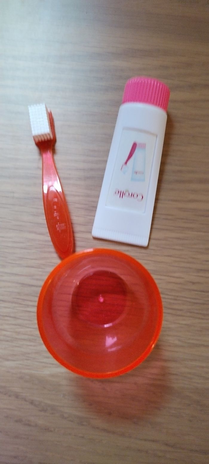 Dentifrice, brosse à dent, gobelet corolle
