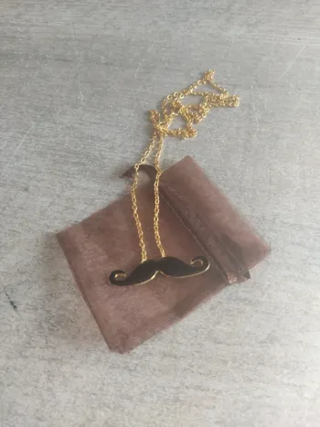 Collier sautoir doré moustache