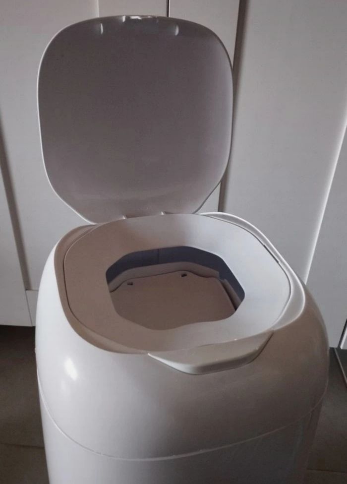 Lot 5 Accessoires Bébé Verts Grenouille Bavoir Assiette Poubelle À Couches Angelcare - photo numéro 3