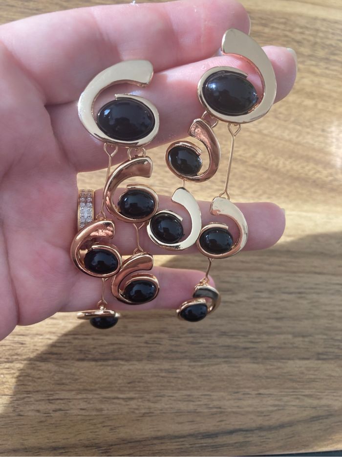 Belles boucles d’oreilles pendantes NEUVES pour femme couleurs doré et noir - photo numéro 5