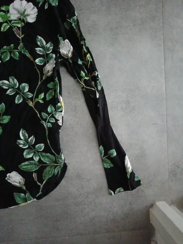 Tee shirt manches longues H&M fleurs blanches fond noir T.M - photo numéro 4