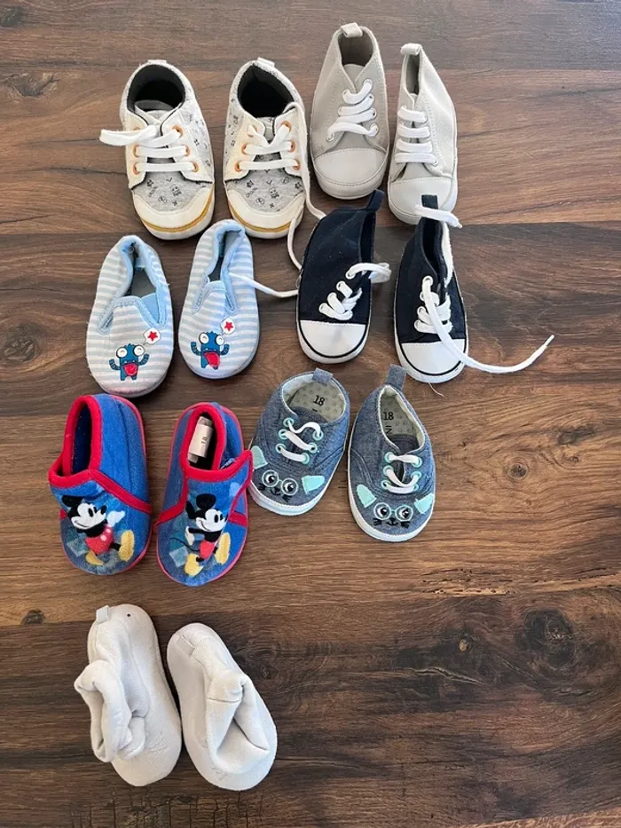 Lot de petites chaussures nourrissons