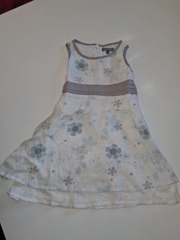 Robe blanche à fleurs avec ceinture intégrée