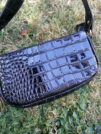 Sac à main noir verni structuré