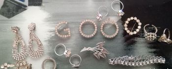 Bijoux divers + boîte verre