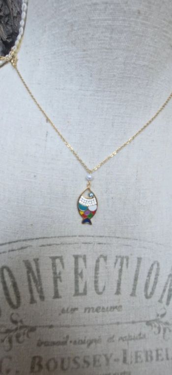 Collier réglable acier inoxydable or pendentif poisson nacré couleur et cristaux