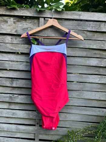 Maillot de bain Décathlon, taille 46, en bon état.