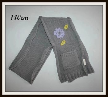 Echarpe grise bien portée