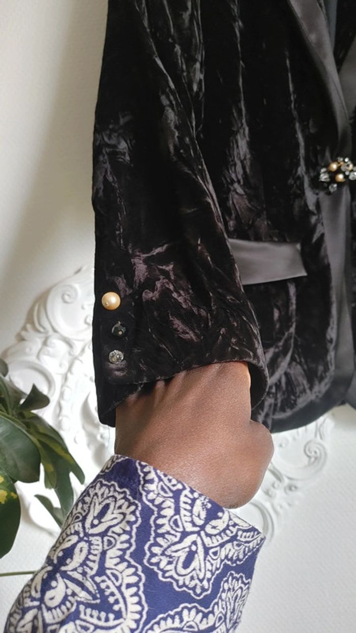 Veste en velours noir broche en perle - photo numéro 4