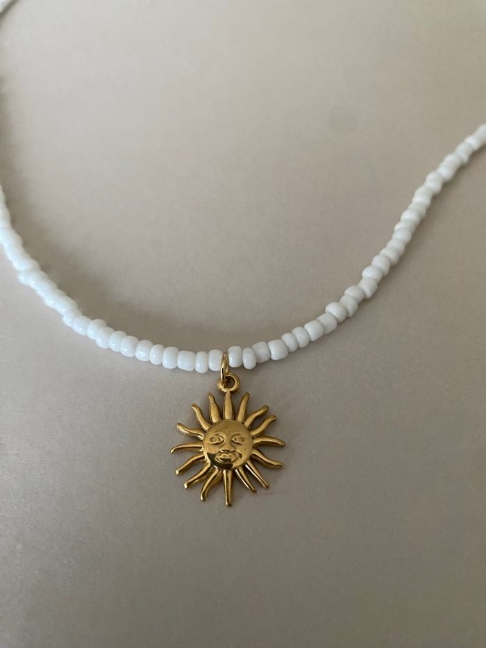 Collier perles blanches petit soleil - photo numéro 1