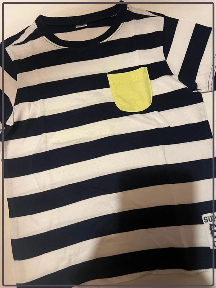 Tee shirt rayé bleu marine blanc et poche jaune fluo - photo numéro 2