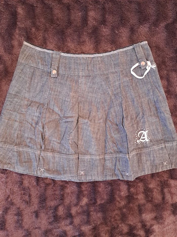 Jupe grise effet jean, style décontracté et chic à la fois