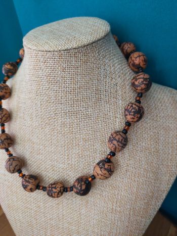 Collier Terres d’Ailleurs – Perles brun marbré & perles de rocaille