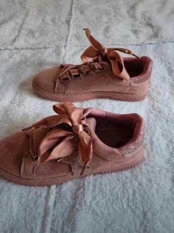 Basket en daim avec paillettes et lacet en ruban