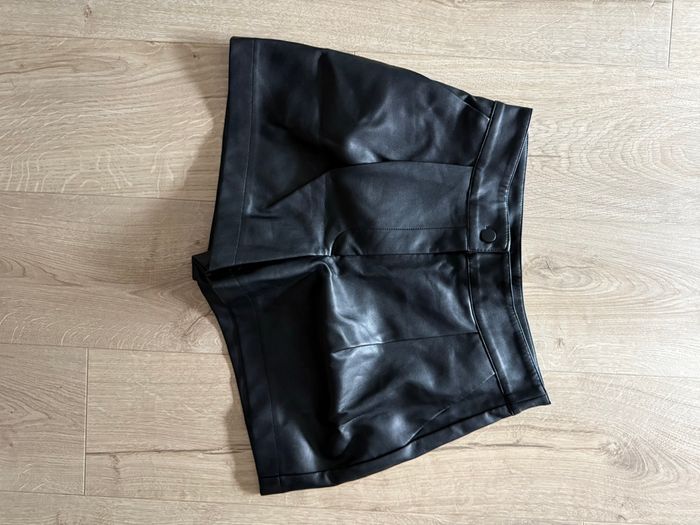 Short en simili cuir noir Kiabi - Taille 40 - Neuf jamais porté