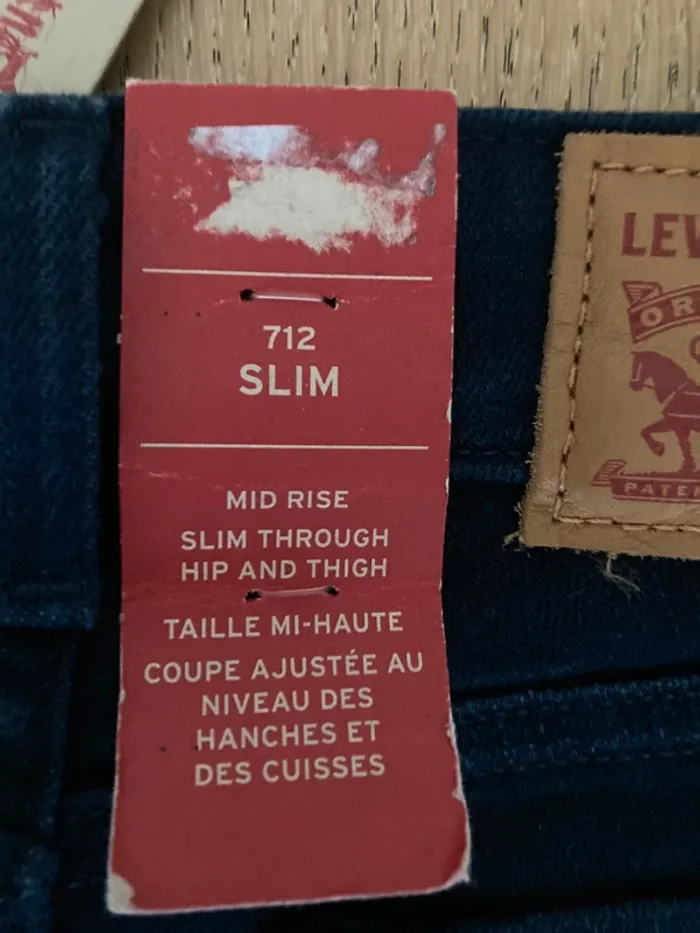 Levi’s 712 23x30 slim taille mi haute coupe ajustée au niveau des hanches cuisses bleu marine - photo numéro 7