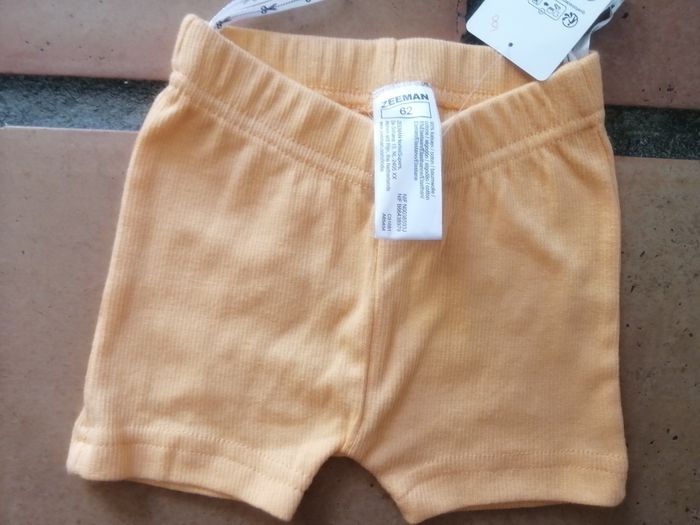 Short orange neuf 3 mois