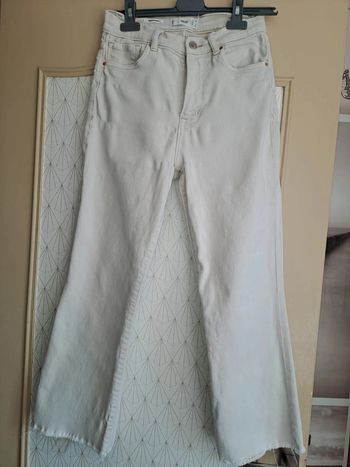 Jean femme beige mango 36 avec 2 micro tâches à peine visibles