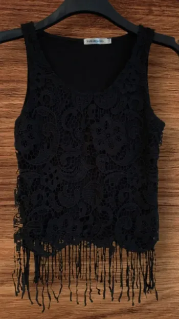 🌟 Top noir en dentelle avec franges - Taille S/M 🌟