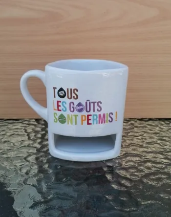 Mug Tassimo avec compartiment à biscuits.