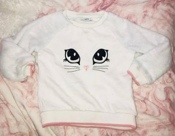 Sweat couleur blanc motif chat bon état présence de bouloche taille 4 ans marque la halle