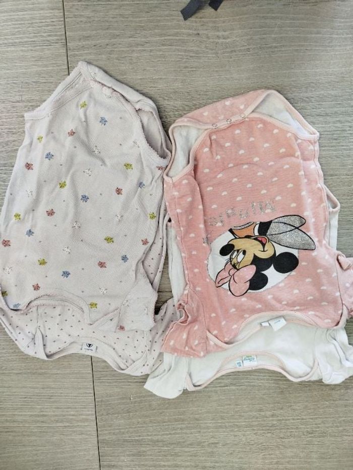 Lot de 4 bodies taille 18mois Portée de nombreuses fois  Disney baby, petit bateau, bout'chou