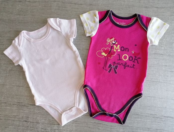 Lot de 2 bodies manches courtes 9 mois