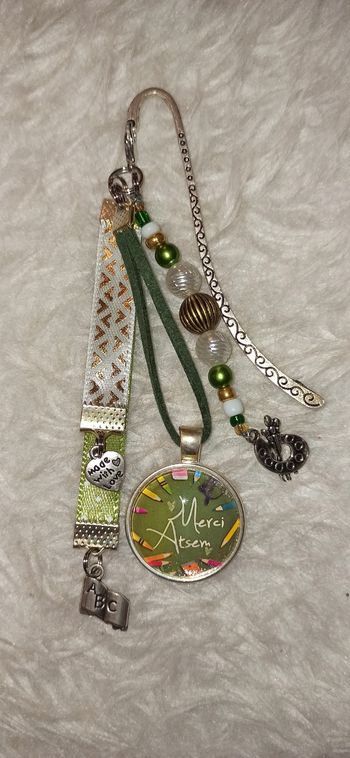 Marque page ou bijoux de sac atsem " Merci atsem"