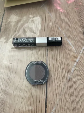 Mascara noir et un phare à paupières marron n°5