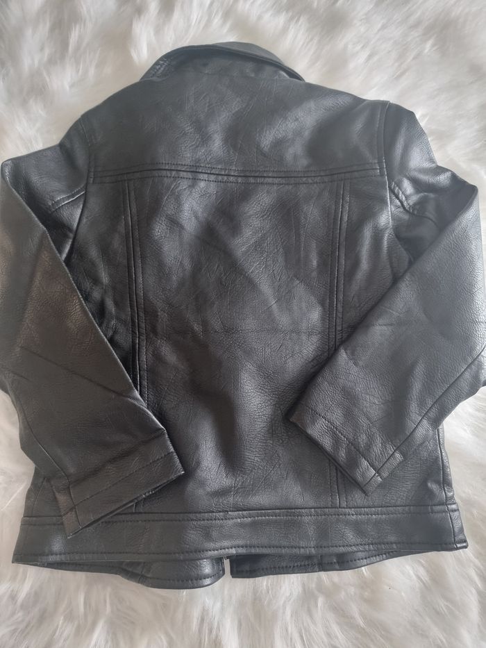 Neuve  (non portée)🏷🩷🌸⚘️ superbe veste simili cuir 8 ans fille 🩷🌸⚘️ - photo numéro 2