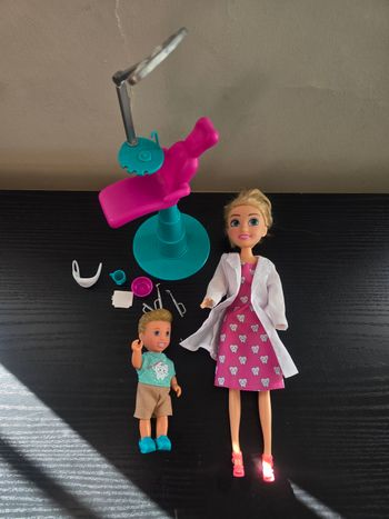 Poupée dentiste avec son patient