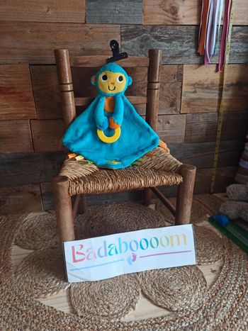 Doudou singe bleu banane tbe